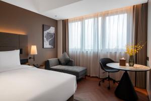 Кровать или кровати в номере Intercity Hotel Shanghai City Center - Free Mini Bar