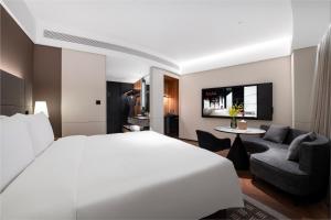 Кровать или кровати в номере Intercity Hotel Shanghai City Center - Free Mini Bar