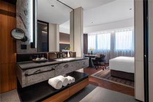 Кровать или кровати в номере Intercity Hotel Shanghai City Center - Free Mini Bar