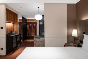 Кровать или кровати в номере Intercity Hotel Shanghai City Center - Free Mini Bar
