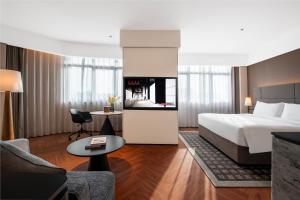 Кровать или кровати в номере Intercity Hotel Shanghai City Center - Free Mini Bar