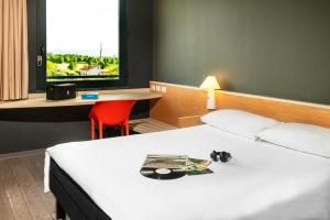 Postel nebo postele na pokoji v ubytování Hotel Ibis Firenze Prato Est