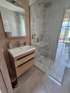 Bilik mandi di L Etel - spa extérieur vue étoiles de la chambre et vélos électriques
