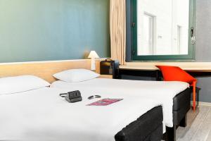 Postel nebo postele na pokoji v ubytování Hotel Ibis Firenze Prato Est