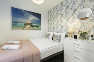 Postel nebo postele na pokoji v ubytování Elite Apartments Brzeźno Seaside
