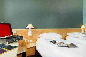 TV a/nebo společenská místnost v ubytování Hotel Ibis Firenze Prato Est