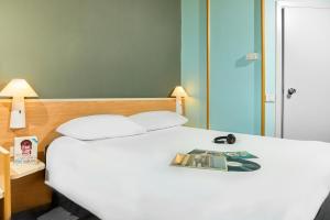 Postel nebo postele na pokoji v ubytování Hotel Ibis Firenze Prato Est