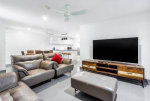 TV a/nebo společenská místnost v ubytování Citi Serviced Apartments - Gaba Place