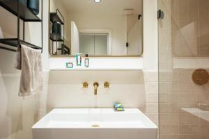 a bathroom with a white sink and a mirror at Magnifique appartement central 3 chambres / 3 BDR in Paris