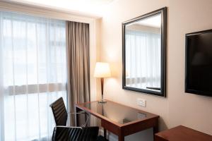 Televiisor ja/või meelelahutuskeskus majutusasutuses Holiday Inn Golden Mile by IHG