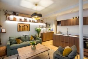 a living room with a couch and a table at Magnifique appartement central 3 chambres / 3 BDR in Paris