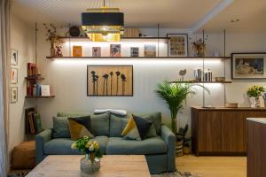 a living room with a couch and a table at Magnifique appartement central 3 chambres / 3 BDR in Paris