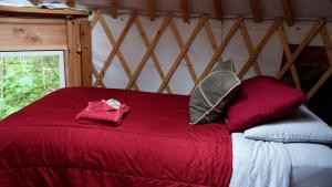 Postel nebo postele na pokoji v ubytování Nature Escape in an Alaskan Glamping Village for Family Fun + 20 fotografií