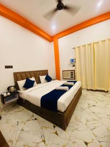 Postel nebo postele na pokoji v ubytování Hotel Laxmanam Residency - 900 meters from Shree Ram Temple Ayodhya