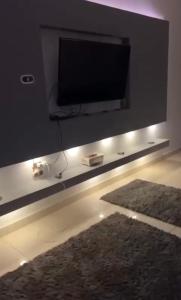 TV a/nebo společenská místnost v ubytování Emerald Luxury Garden Villa - Ismailia