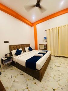 Postel nebo postele na pokoji v ubytování Hotel Laxmanam Residency - 900 meters from Shree Ram Temple Ayodhya