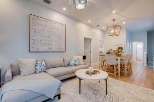 een woonkamer met een bank en een tafel bij Custom House Inn All in Key West