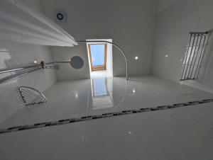 Ένα μπάνιο στο Eastgate Lodge Flat 23A +43 φωτογραφίες