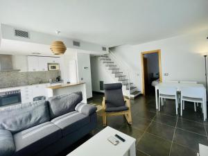 Køkken eller tekøkken på Roca Maura by Costabravaway AC /Sea view