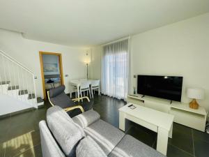 Et tv og/eller underholdning på Roca Maura by Costabravaway AC /Sea view