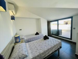 En eller flere senge i et værelse på Roca Maura by Costabravaway AC /Sea view + 32 billeder