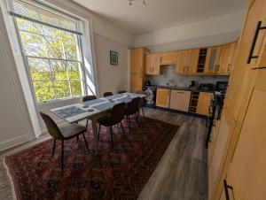 Η κουζίνα ή μικρή κουζίνα στο Eastgate Lodge Flat 23A