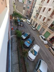 une vue aérienne de voitures garées dans une rue de la ville dans l'établissement Onda marina 1, à La Spezia