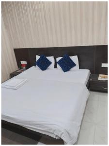 Una cama o camas en una habitación de HOTEL GANGA # PALACE Near Mathura Museum - Bus Stand - Mathura Railway Jucation - Parking and Wifi Facilities - Air Conditioning Luxury Room - A Top Rated Four Star Hotel