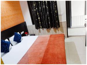 Una cama o camas en una habitación de HOTEL GANGA # PALACE Near Mathura Museum - Bus Stand - Mathura Railway Jucation - Parking and Wifi Facilities - Air Conditioning Luxury Room - A Top Rated Four Star Hotel