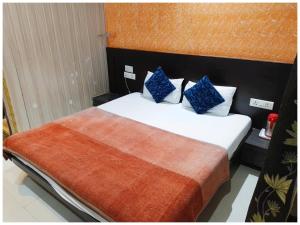 Una cama o camas en una habitación de HOTEL GANGA # PALACE Near Mathura Museum - Bus Stand - Mathura Railway Jucation - Parking and Wifi Facilities - Air Conditioning Luxury Room - A Top Rated Four Star Hotel