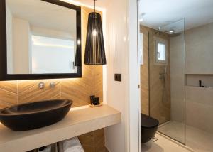 Koupelna v ubytování Damianos Mykonos Hotel