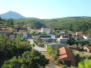 a small town in a valley with mountains in the background at Thistle Cottage Alojamento Local in Gatas