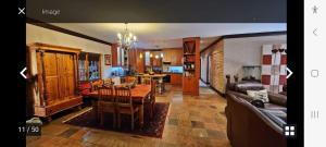een woonkamer met een tafel en een eetkamer bij Kamga House in Bloemfontein