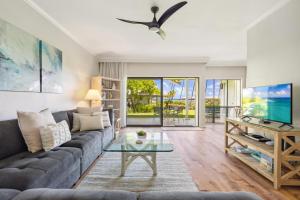 TV a/nebo společenská místnost v ubytování Poipu Sands 116