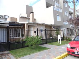 Ein schwarzer Zaun vor einem Haus in der Unterkunft Temporario Neny in Puerto Madryn