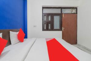 Postel nebo postele na pokoji v ubytování Hotel O JPS PALACE