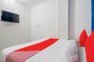 Postel nebo postele na pokoji v ubytování Hotel O JPS PALACE