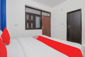 Postel nebo postele na pokoji v ubytování Hotel O JPS PALACE