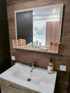 Un baño de Appartement cocooning 30 fotos más