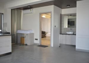 斋浦尔Penthouse in Jaipur by The Sanctum的客房设有带一张床的浴室