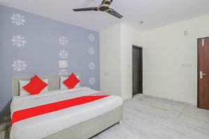 Postel nebo postele na pokoji v ubytování Hotel O JPS PALACE