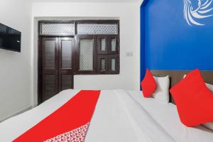 Postel nebo postele na pokoji v ubytování Hotel O JPS PALACE