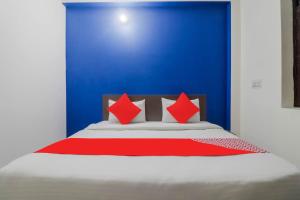 Postel nebo postele na pokoji v ubytování Hotel O JPS PALACE