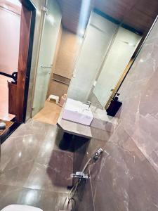Koupelna v ubytování Saibaba International Hotel