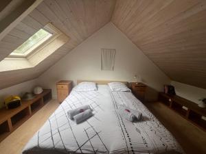 une chambre avec un grand lit dans un grenier dans l'établissement PENTY DU BELOU, cozy, en pleine campagne, 1 à 6 personnes, à Mellac