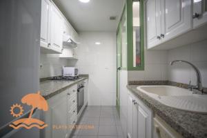 A kitchen or kitchenette at Patacona Green Holiday