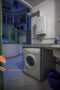 A kitchen or kitchenette at Patacona Green Holiday