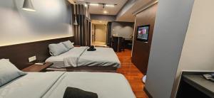 una camera d'albergo con due letti e una televisione di Sunway Resort Suite Linked to Pyramid and Lagoon a Petaling Jaya
