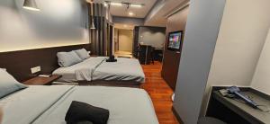 una camera d'albergo con due letti e una televisione di Sunway Resort Suite Linked to Pyramid and Lagoon a Petaling Jaya