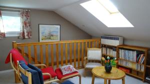 Zimmer mit Kinderbett, Tisch und Stühlen in der Unterkunft Maison cosy au cœur de la Vallée des Lacs Xonrupt in Xonrupt-Longemer